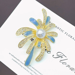 Broche fleur en émail bleu et jaune avec grande perle et strass brillants raffinés