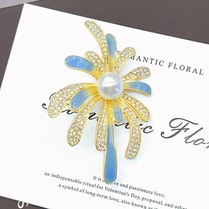 Broche feu d'artifice bleu avec perle et pétales en strass sur carte romantique