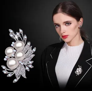 Elegant Phoenix Tail Flower Brooch Alloy Rhinestone Artificial Pearl Pin Luxury Vintage Breastpin For Women Suit Overcoat Accessories