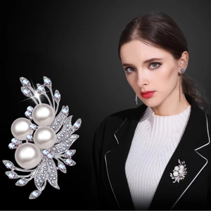 Elegant phoenix flower pearl brooch with colorful rhinestones on a stylish women's blazer