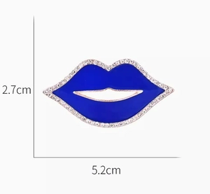 Dettaglio spilla labbra blu smaltato con strass e dimensioni di 5,2 cm larghezza