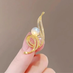 Élégante Broche en Alliage Künstliche Perle Strass Forme Ruban Plaquée Or Épingle Décorative pour Femmes Mariage Fête Banquet Bijoux