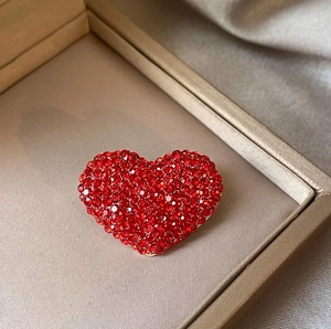 Squisita spilla a cuore rosso con strass in una lussuosa confezione regalo