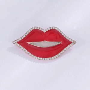 Mini spilla labbra rosse con strass bianchi brillanti e finitura in smalto rosso