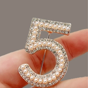 Elegant number 5 brooch with white pearls and sparkling rhinestones in rose gold
