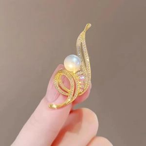 Élégante broche fleur dorée avec perle blanche et cristaux brillants pour mode femme