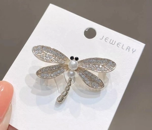 Eleganter Libellen-Anstecknadel mit Kristallen und weißen Perlen auf Silberbasis