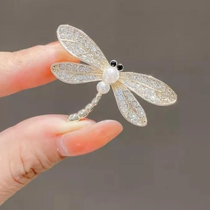 Eleganter Libellen-Anstecknadel in Gold mit weißen Strasssteinen und Perlen-Details