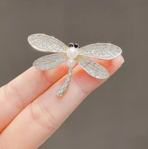 Eleganter Libellen-Anstecknadel mit Strasssteinen und Doppelperlen auf Silber-Finish