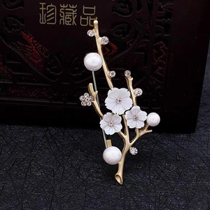 Broche fleur de prunier élégante avec perles blanches et strass sur base dorée