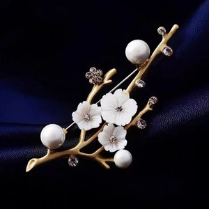 Broche fleur de prunier élégante avec pétales en nacre et perles sur soie bleue