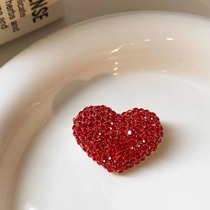 Spilla elegante a cuore rosso con cristalli in piatto ceramico, accessorio lusso
