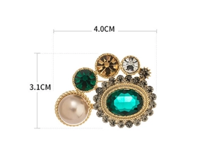 Détail d'une broche vintage géométrique avec perles et cristaux verts, taille 4,0x3,1cm