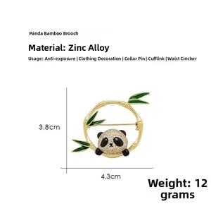 Dettaglio spilla panda e bambù in lega di zinco dimensioni 4,3cm x 3,8cm e peso 12g