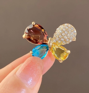 Makroaufnahme der Schmetterlingsbrosche mit bunten Zirkonsteinen und Flügeln aus Kristallen
