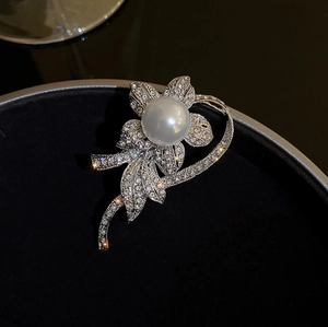 Elegant Alloy Rhinestone Flower Brooch With Large White Artificial Pearl Inlaid Silver Tone Corset Pin For Wedding Party Women Jewelry