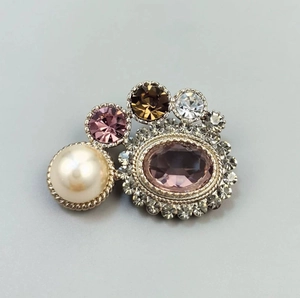 Broche géométrique vintage avec perle crème et cristaux colorés sur base dorée