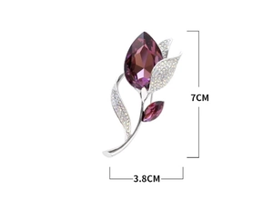 Detailansicht der Tulpenbrosche Maße 7CM x 3.8CM mit lila Steinen und Kristallen
