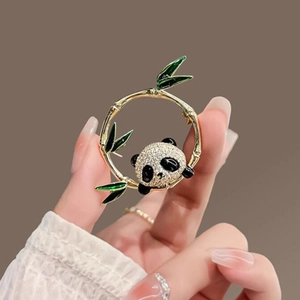 Spilla panda cinese con anello di bambù verde e strass bianchi in finitura oro