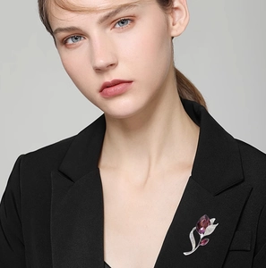 Elegante lila Kristall-Blumenbrosche an einem schwarzen Anzug für einen luxuriösen Look