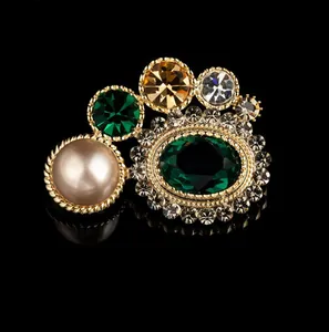 Détail macro d'une broche vintage ornée de perles et de pierres précieuses colorées