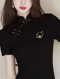 Squisita spilla a forma di panda e bambù su un classico cheongsam cinese nero