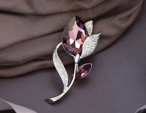 Detail der Tulpenblüten-Brosche mit großem lila Kristall und pavé-gefassten Strasssteinen