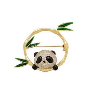 Spilla panda con cornice in bambù dorato e strass in cristallo con finitura smaltata