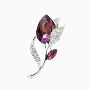 Detail der Tulpenbrosche mit lila Kristallen in Birnenform und Mikro-Pave-Diamanten