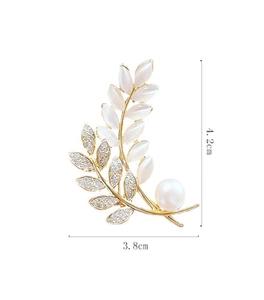 Vue détaillée de la broche épi en œil de chat, dimensions 4,2 cm sur 3,8 cm