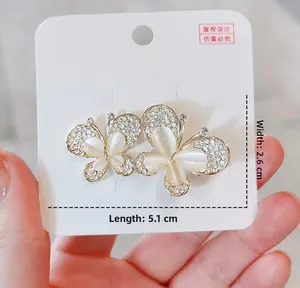 Dettaglio della spilla a farfalla con opale e strass, dimensioni 5,1 cm per 2,6 cm