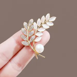 Élégante broche en œil de chat épi de blé avec métal doré et accent perle blanche