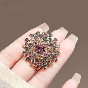 Broche fleur de pissenlit exquise avec cristaux violets et verts sur base dorée