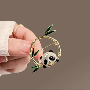 Spilla panda dorata con anello in bambù verde e zirconi pavé in stile cinese