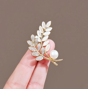 Élégante broche en œil de chat motif épi de blé avec perles blanches et plaqué or