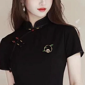 Spilla panda in stile cinese con foglie di bambù indossata su abito qipao nero
