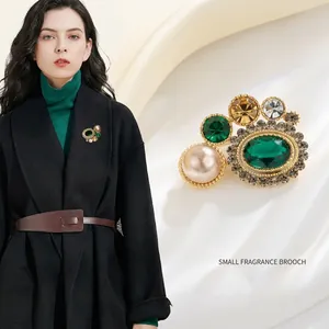 Broche Vintage en Alliage Cristal Vert Émeraude Avec Imitation Künstliche Perle Élégant Style Britannique Broche Florale Strass Bijoux Femme