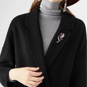 Eleganter Tulpen-Broschen-Pin mit lila Strasssteinen auf einem schwarzen Mantelrevers