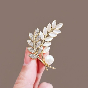 Élégante broche en forme d'épi de blé dorée avec pierre œil de chat et perle blanche