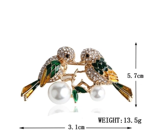 Detailansicht der Emaille-Vogelbrosche mit Strass und Perlen, Höhe 5.7cm, Gewicht 13.5g