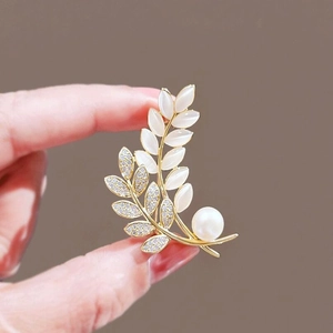 Broche épi de blé dorée avec pierres œil de chat et perles pour costumes et manteaux