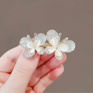 Elegante spilla a farfalla con pietre di opale bianco e strass scintillanti da donna