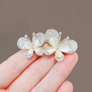 Spilla a farfalla elegante con cristalli scintillanti e pietre di opale in oro