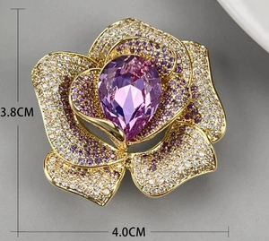 Détail macro de la broche camélia aux cristaux violets, dimensions 3,8 cm x 4,0 cm
