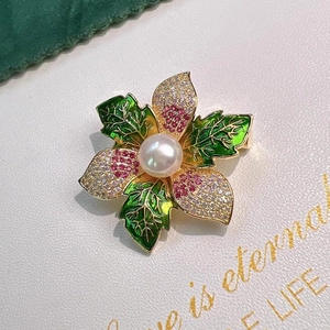 Broche fleur de bauhinia étincelante avec émail vert et perles sur carte élégante
