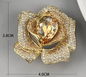 Vue macro montrant les dimensions 3,8cm x 4,0cm de la broche camélia en cristal