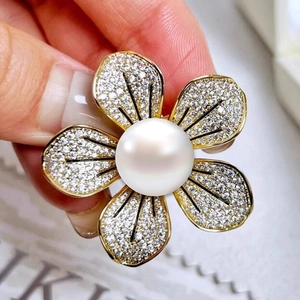 Élégante broche fleur à cinq pétales avec strass brillants et une grande perle blanche