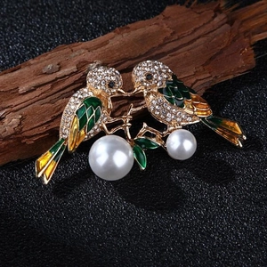 Exquisite goldene Legierung Zwillingsvogel-Brosche mit Emaille-Flügeln und weißen Perlen