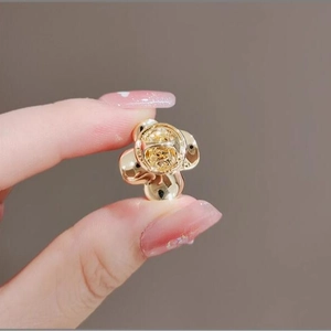 Minimalistische vergulde metalen bloemspeld met elegant bolvormig bloemontwerp