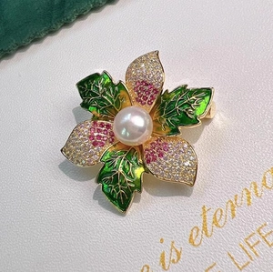 Broche fleur en émail avec cristaux roses et perle centrale sur monture dorée